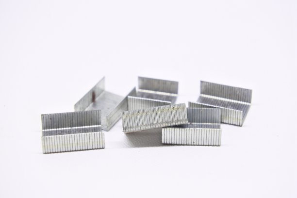 在白色背景上填写订书钉图片下载