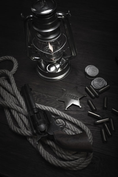 古老的西部冷风灯，法警徽章和带子弹的左轮手枪图片下载
