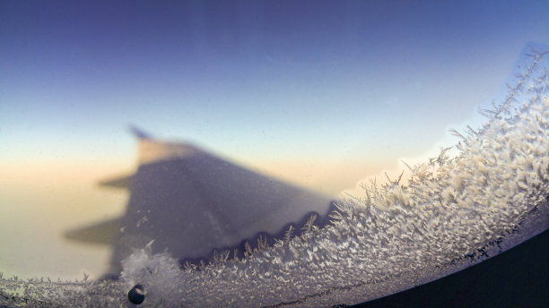 近距离观察冰晶或冰柱形成的飞机窗外图片下载