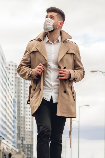 在户外穿着米色夹克和白色衬衫的胡子英俊男子的肖像。在城市街道上复制空间的经营理念。和一个走在外面的男人合影图片下载