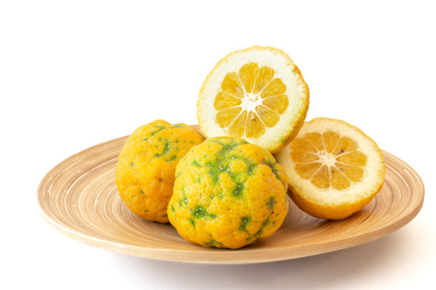 柑橘杂交种近距离上的木制盘子，孤立在白色的背景图片下载