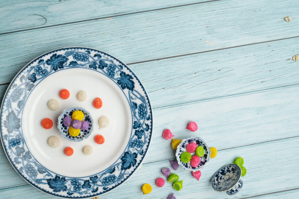 泰国甜点，泰国传统彩色糖果甜点，以陶瓷碟和蓝色木制背景的亚洲食品图片下载