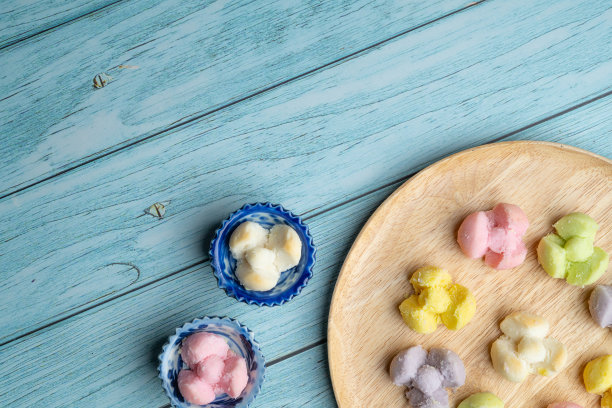 泰国甜点，泰国传统彩色糖果甜点，以陶瓷碟和蓝色木制背景的亚洲食品图片下载