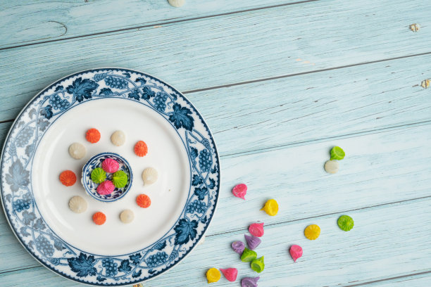 泰国甜点，泰国传统彩色糖果甜点，以陶瓷碟和蓝色木制背景的亚洲食品图片下载
