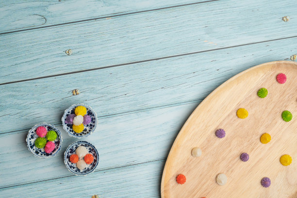 泰国甜点，泰国传统彩色糖果甜点，以陶瓷碟和蓝色木制背景的亚洲食品图片下载