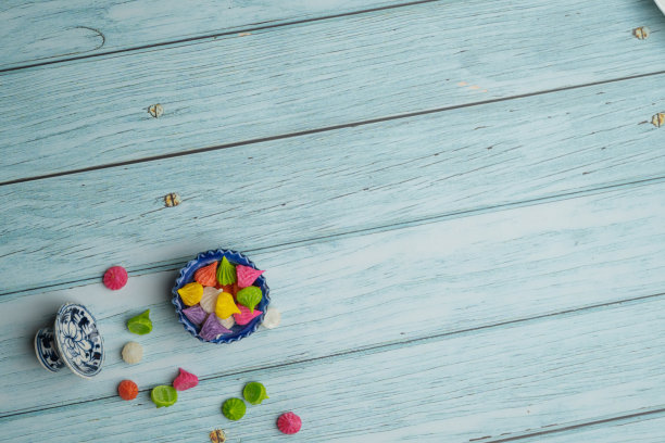 泰国甜点，泰国传统彩色糖果甜点，以陶瓷碟和蓝色木制背景的亚洲食品图片下载