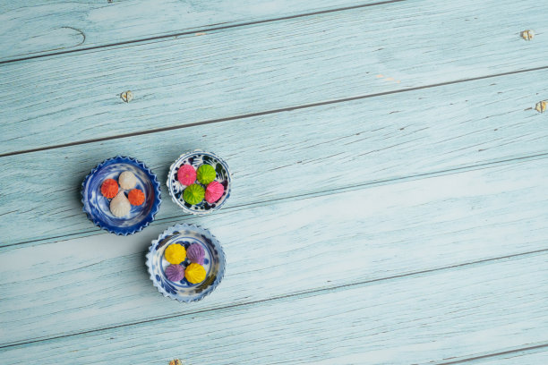 泰国甜点，泰国传统彩色糖果甜点，以陶瓷碟和蓝色木制背景的亚洲食品图片下载
