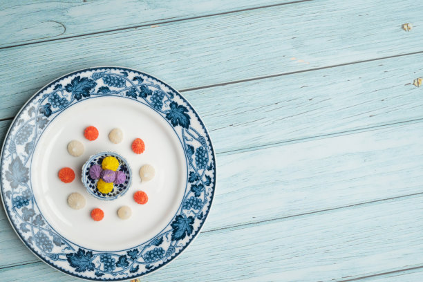 泰国甜点，泰国传统彩色糖果甜点，以陶瓷碟和蓝色木制背景的亚洲食品图片下载
