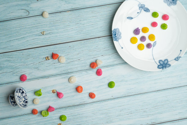 泰国甜点，泰国传统彩色糖果甜点，以陶瓷碟和蓝色木制背景的亚洲食品图片下载