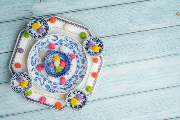 泰国甜点，泰国传统彩色糖果甜点，以陶瓷碟和蓝色木制背景的亚洲食品图片下载