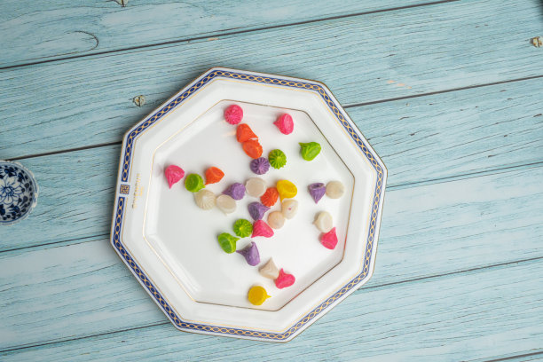 泰国甜点，泰国传统彩色糖果甜点，以陶瓷碟和蓝色木制背景的亚洲食品图片下载