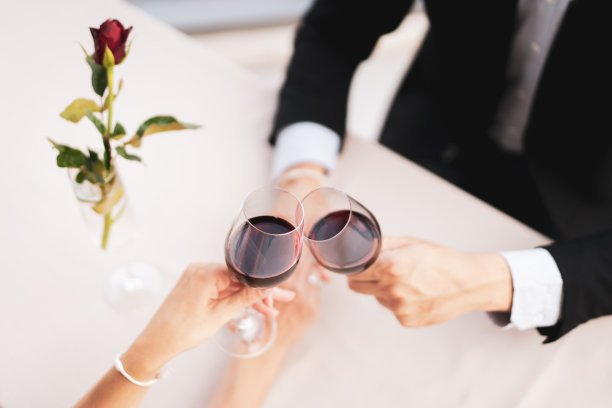 白人夫妇在喝酒。图片下载