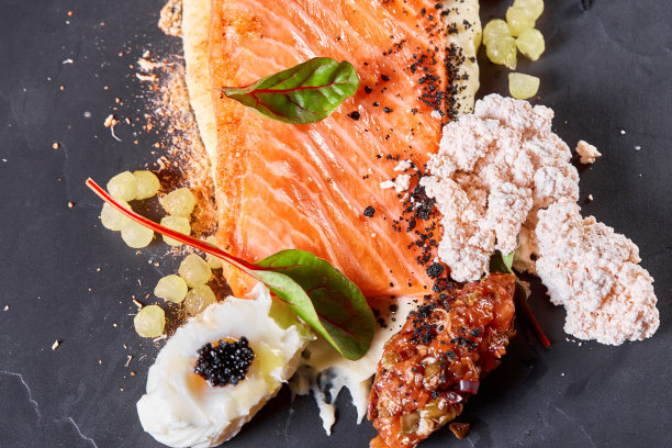 特写三文鱼排配鸡蛋和蔬菜。餐厅菜单，一系列不同菜肴的照片图片下载