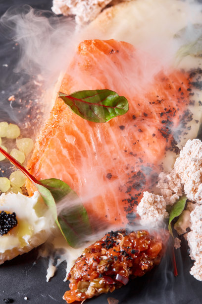 特写三文鱼排配鸡蛋和蔬菜。餐厅菜单，一系列不同菜肴的照片图片下载