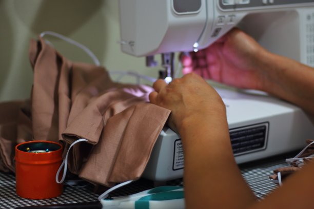 缝合口罩作为防护装备，作为预防冠状病毒大流行的安全措施图片下载