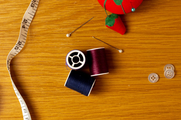 木制背景上的缝纫用品图片下载