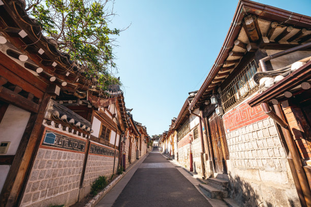 首尔,韩国。天空俯瞰古老的韩国房屋和北川韩屋。股票的照片。图片下载