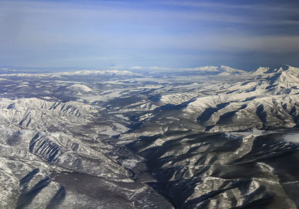 春天从飞机上俯瞰堪察加半岛的群山。图片下载