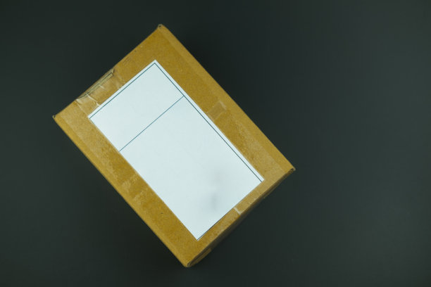 黑色背景上有客户地址空纸标签的包裹盒图片下载