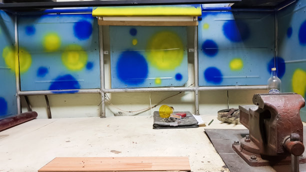 工作工具在板上和车间。车间现场。肮脏的桌面上有很多旧工具。木工和绘画的概念图片下载