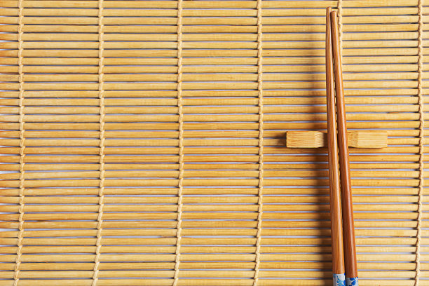 中国筷子寿司垫的背景。为文本复制空间图片下载