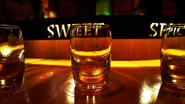 桌上放着两杯威士忌图片下载