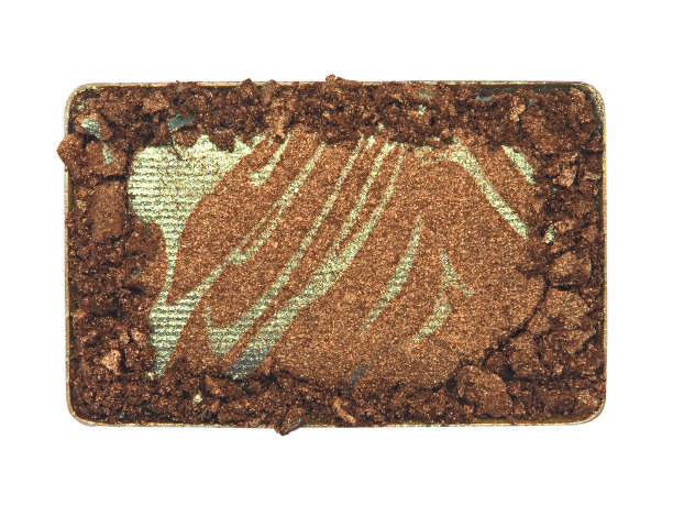 干燥粉碎的棕色眼影，作为化妆品样品分离在白色图片下载