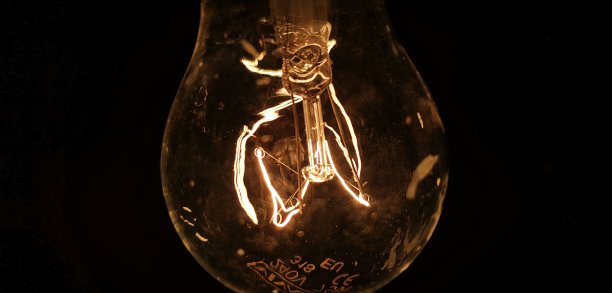 黑暗中的灯泡图片下载