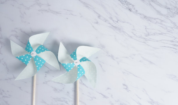 风轮纸真正的玩具上的白色大理石石头背景折纸手工制作的浅蓝色日本特殊材料和木棍湾或儿童玩。图片下载