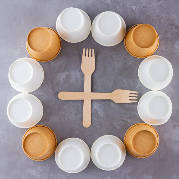 是时候吃东西了。用竹叉制作的时钟指针。创意理念零浪费理念。用木头叉子的时钟。俯视图图片下载