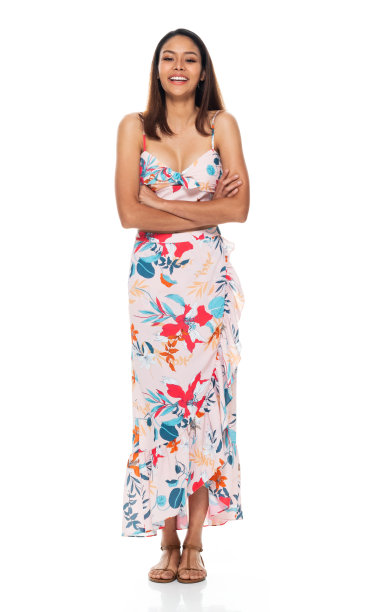 年轻女子穿着长裙站在白色背景前图片下载