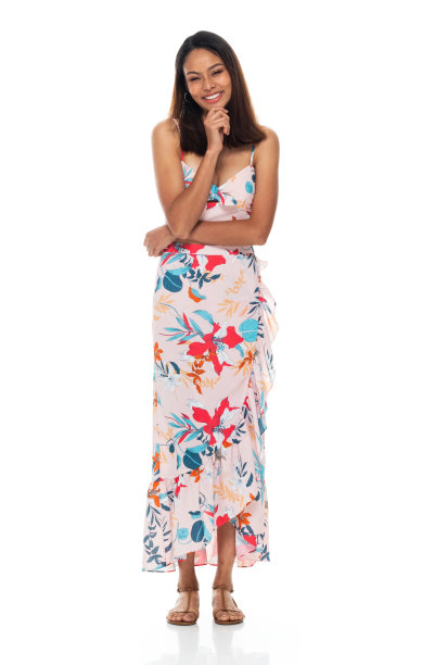 年轻女子穿着长裙站在白色背景前图片下载
