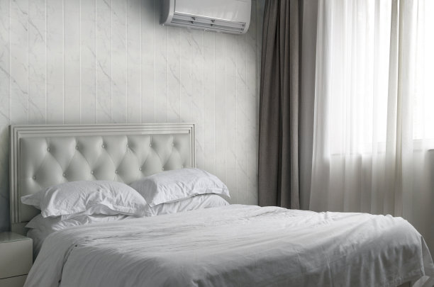 酒店卧室内部装饰双人床和白色大理石墙壁和窗帘风格。图片下载