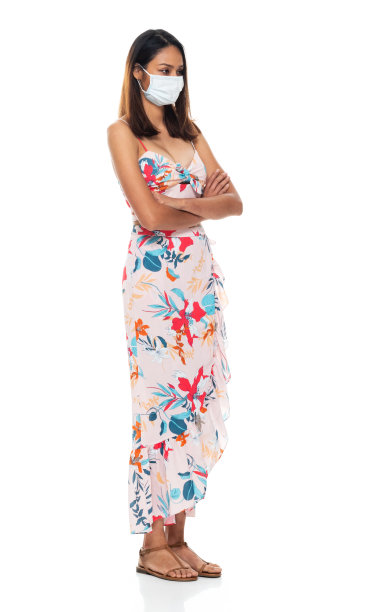 年轻女子穿着长裙站在白色背景前图片下载