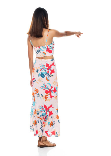 年轻女子穿着长裙站在白色背景前图片下载