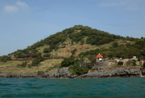 山和海。蓝色的天空。前景是全息男孩海。山在后面。蛇，山的一部分在树荫下。泰国。副本的空间。图片下载
