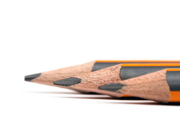 白色背景上的木制铅笔图片下载