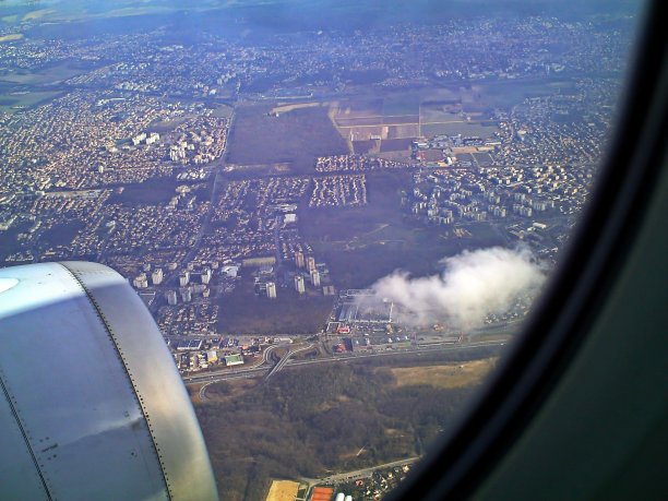 2010年的今天，戴高乐机场着陆进场。巴黎,法国。图片下载