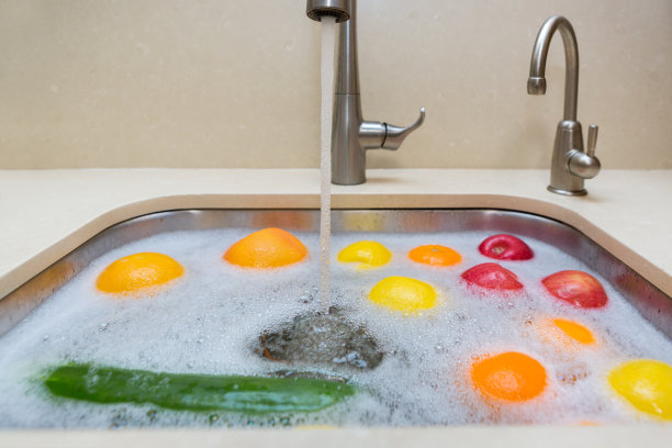 用肥皂和水清洗水果和蔬菜图片下载