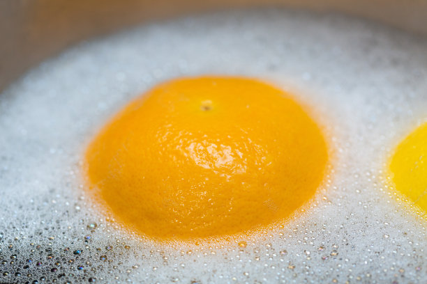 肥皂和水里的橘子图片下载