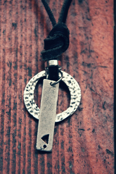 新朋克珠宝，皮制项链与圆圈挂在木质背景上，近距离拍摄时尚照片图片下载