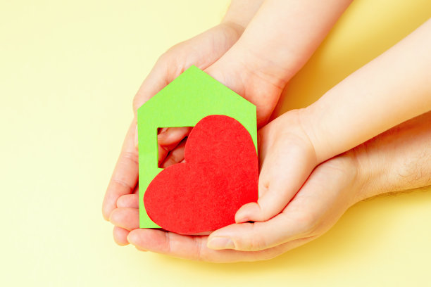 纸房子，心在手里。图片下载