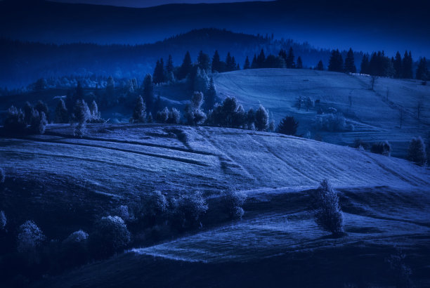 喀尔巴阡山谷的夏夜图片下载