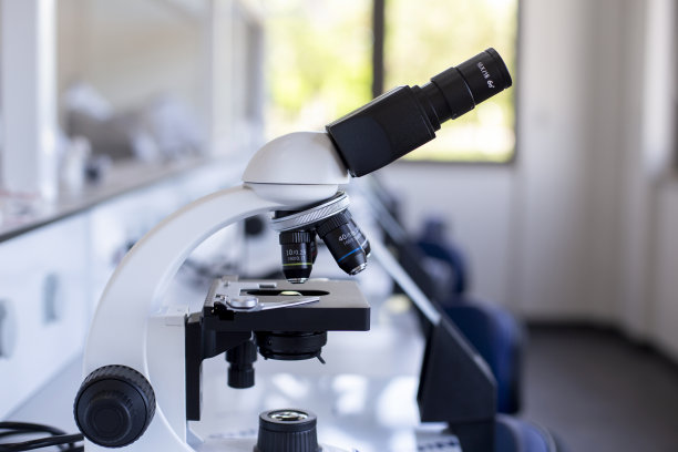 实验室里的四透镜显微镜图片下载