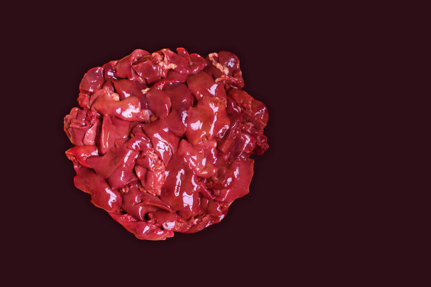 生鸡肝孤立在黑色背景，内脏，俯视图图片下载