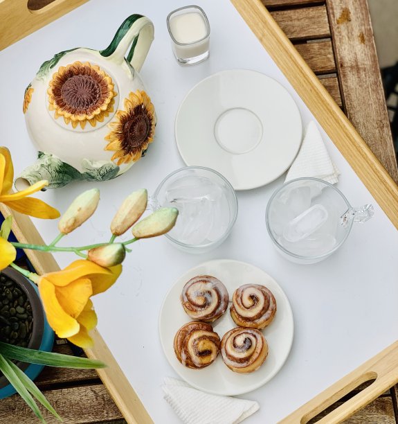 吃美味的食物-户外早餐，咖啡，茶点图片下载