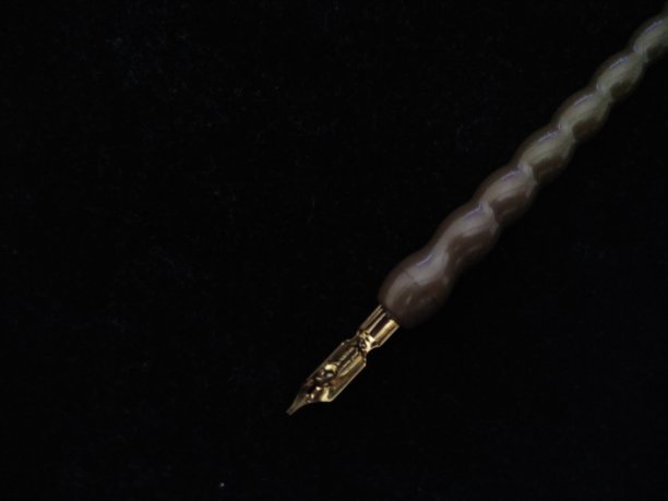 用铅笔在黑色背景上划线图片下载