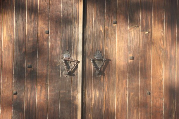 古色古香的暗木谷仓门特写图片下载