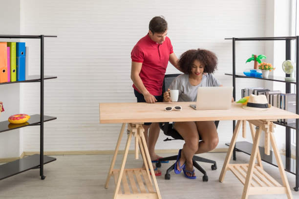 白种商务人士在一个随意的会议。图片下载