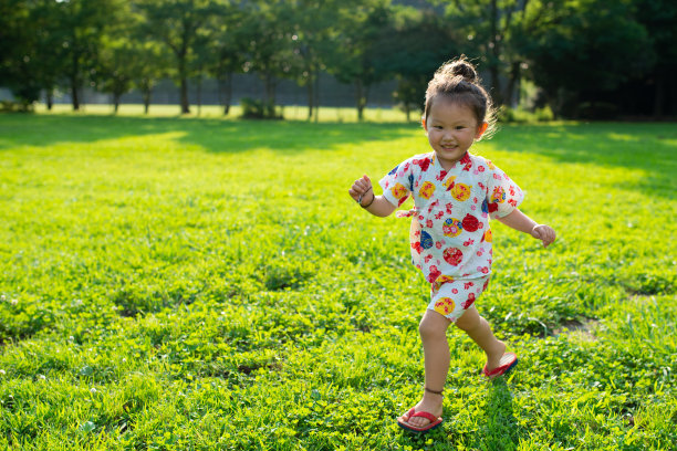 日本，穿着金杯的女孩图片下载